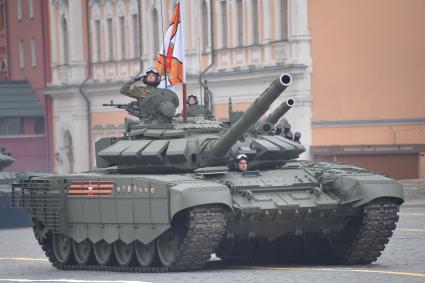 Москва.  Танк Т-72БЗ на Красной площади во время военного парада, посвященного 74-й годовщине Победы в Великой Отечественной войне.