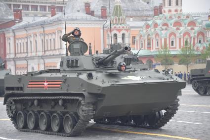 Москва. Боевая машина десанта БМД-4М `Садовница` на Красной площади во время военного парада, посвященного 74-й годовщине Победы в Великой Отечественной войне.