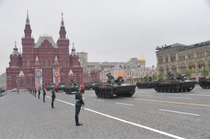 Москва.   Боевая машина десанта БМД-4М `Садовница` на Красной площади во время военного парада, посвященного 74-й годовщине Победы в Великой Отечественной войне.