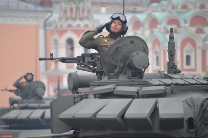 Москва.  Танк Т-72БЗ на Красной площади во время военного парада, посвященного 74-й годовщине Победы в Великой Отечественной войне.