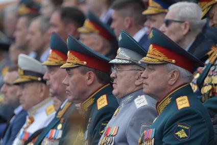 Москва.   Первый заместитель министра обороны РФ Руслан Цаликов (второй справа) и начальник Генерального штаба Вооруженных сил РФ - первый заместитель министра обороны РФ Валерий Герасимов  (третий справа) на Красной площади во время военного парада, посвященного 74-й годовщине Победы в Великой Отечественной войне.