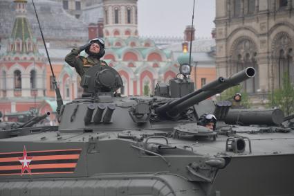 Москва. Боевая машина десанта БМД-4М `Садовница` на Красной площади во время военного парада, посвященного 74-й годовщине Победы в Великой Отечественной войне.