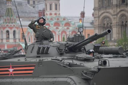 Москва.   Боевая машина десанта БМД-4М `Садовница` на Красной площади во время военного парада, посвященного 74-й годовщине Победы в Великой Отечественной войне.