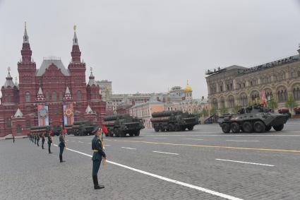 Москва. Пусковые установки ЗРС С-400 `Триумф` и бронетранспортер БТР-82А на Красной площади во время военного парада, посвященного 74-й годовщине Победы в Великой Отечественной войне.