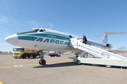 Иркутск. Самолет Ту-134Б-3, бортовой номер RA-65693, авиакомпании `Алроса` в аэропорту города. Это последний эксплуатировавшийся в России пассажирский самолет Ту-134, он будет передан в Музей истории авиации новосибирского аэропорта Толмачево.