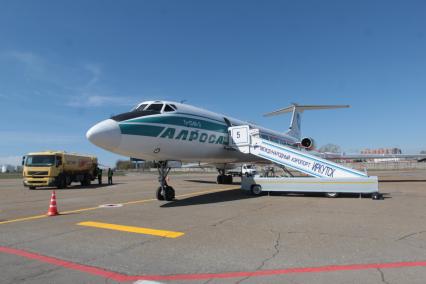 Иркутск. Самолет Ту-134Б-3, бортовой номер RA-65693, авиакомпании `Алроса` в аэропорту города. Это последний эксплуатировавшийся в России пассажирский самолет Ту-134, он будет передан в Музей истории авиации новосибирского аэропорта Толмачево.