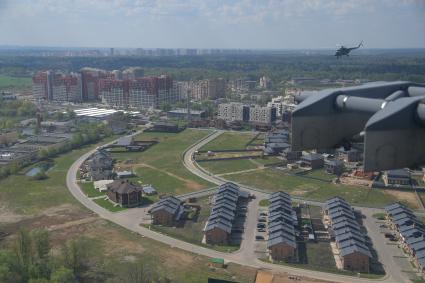 Московская область, Кубинка. Панорама города с борта самолета во время генеральной репетиции воздушной части парада Победы.