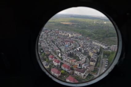 Московская область, Кубинка. Панорама города с борта самолета во время генеральной репетиции воздушной части парада Победы.