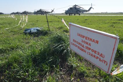 Московская область, Кубинка. Ударный вертолет Ми-35М перед началом  генеральной репетиции воздушной части парада Победы на аэродроме `Кубинка`.