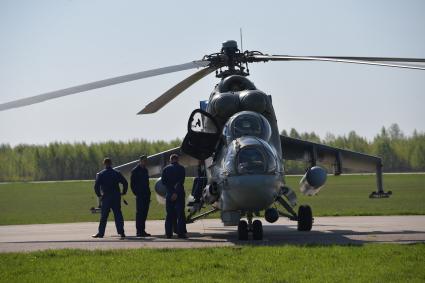 Московская область, Кубинка. Ударный вертолет Ми-35М перед началом  генеральной репетиции воздушной части парада Победы на аэродроме `Кубинка`.