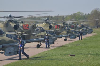 Московская область, Кубинка. Ударный вертолет Ми-35 перед началом  генеральной репетиции воздушной части парада Победы на аэродроме `Кубинка`.