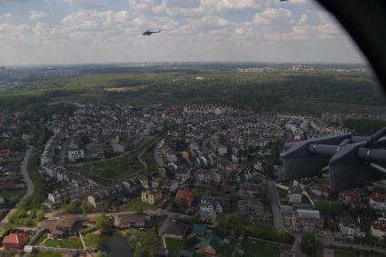 Московская область, Кубинка. Панорама города с борта самолета во время генеральной репетиции воздушной части парада Победы.