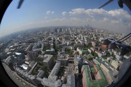 Московская область, Кубинка. Панорама города с борта самолета во время генеральной репетиции воздушной части парада Победы.