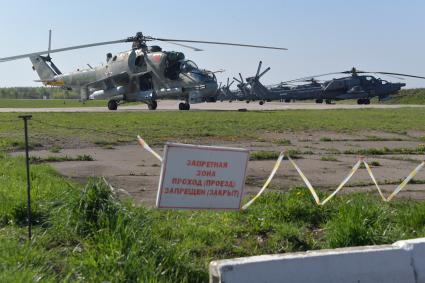 Московская область, Кубинка. Ударный вертолет Ми-35М перед началом  генеральной репетиции воздушной части парада Победы на аэродроме `Кубинка`.