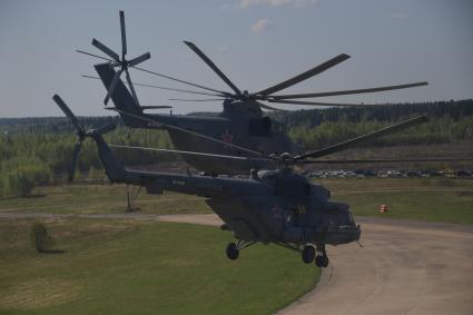 Московская область, Кубинка. Многоцелевой вертолет Ми-8АМТШ во время  генеральной репетиции воздушной части парада Победы на аэродроме `Кубинка`.