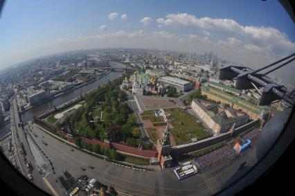 Московская область, Кубинка. Панорама города с борта самолета во время генеральной репетиции воздушной части парада Победы.