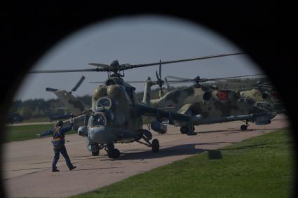 Московская область, Кубинка. Ударный вертолет Ми-35 перед началом генеральной репетиции воздушной части парада Победы на аэродроме `Кубинка`.