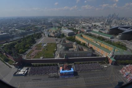 Московская область, Кубинка. Панорама города с борта самолета во время генеральной репетиции воздушной части парада Победы.