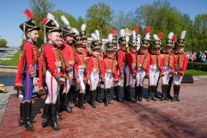 Санкт-Петербург.   Участники театрализованного весеннего праздника фонтанов в Государственном музее-заповеднике `Петергоф`, посвященного 220-летию со дня рождения Александра Пушкина.