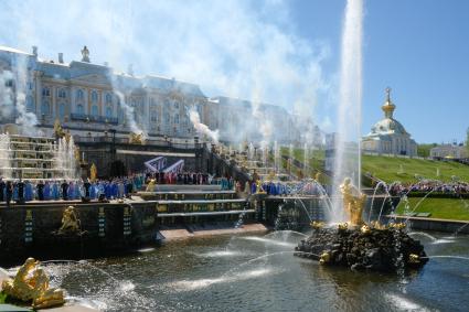 Санкт-Петербург.   Весенний праздник фонтанов в Государственном музее-заповеднике `Петергоф`.