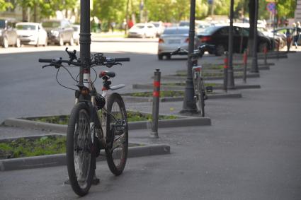 Москва.  Велосипед на улице.