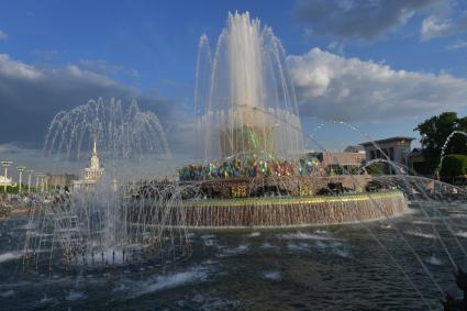 Москва.  Фонтан `Каменный цветок`открыли на ВДНХ после реставрации.