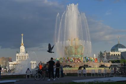 Москва.  Фонтан `Каменный цветок`открыли на ВДНХ после реставрации.