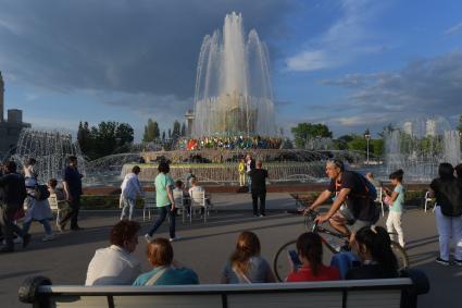 Москва.  Фонтан `Каменный цветок`открыли на ВДНХ после реставрации.