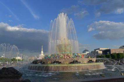 Москва.  Фонтан `Каменный цветок`открыли на ВДНХ после реставрации.