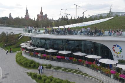 Москва. Посетители  в парке `Зарядье`.