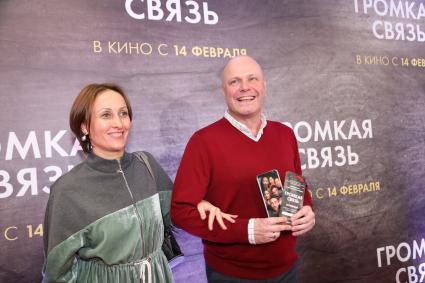 Диск325. Кинотеатр ОКТЯБРЬ. Премьера фильма ГРОМКАЯ СВЯЗЬ. 2019. На снимке: лидер группы НЕСЧАСТНЫЙ СЛУЧАЙ, музыкант Алексей Кортнев и его супруга, тренер по художественной гимнастике Амина Зарипова