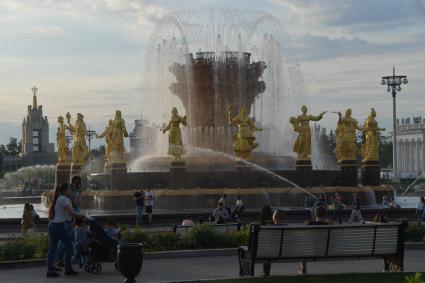 Москва.  Фонтан `Дружба народов` на ВДНХ после реставрации.