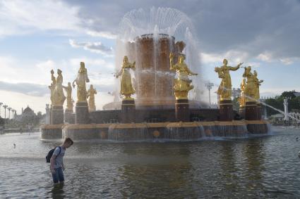 Москва.  Фонтан `Дружба народов` на ВДНХ после реставрации.