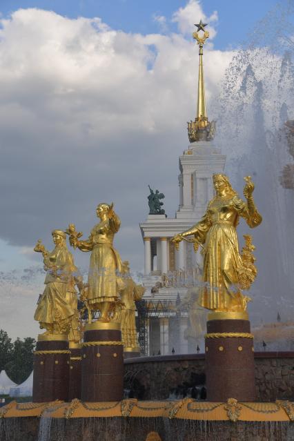 Москва.  Фрагмент фонтана `Дружба народов` на Центральной аллее ВДНХ.