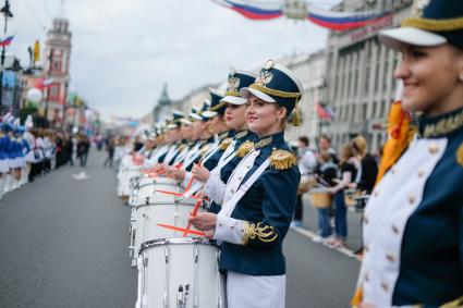 Санкт-Петербург. Участницы парада в рамках празднования 316-летия со дня основания Санкт-Петербурга.