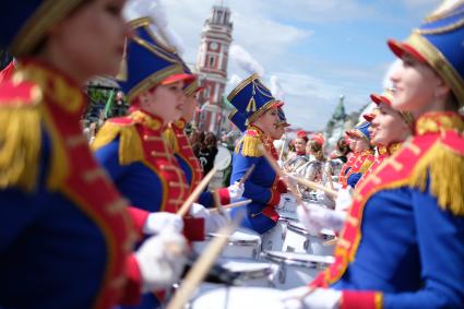 Санкт-Петербург. Участницы парада в рамках празднования 316-летия со дня основания Санкт-Петербурга.