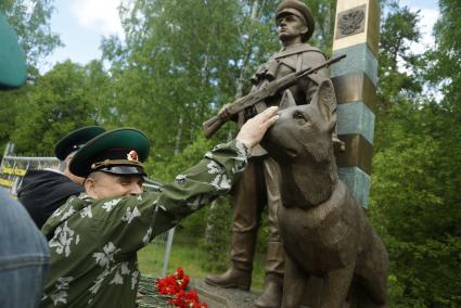 Екатеринбург. Празднование дня пограничника в ЦПКиО им. Маяковского у памятника уральским пограничникам