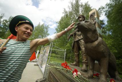 Екатеринбург. Празднование дня пограничника в ЦПКиО им. Маяковского у памятника уральским пограничникам