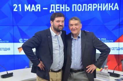 Москва. Путешественники, полярники Матвей и Дмитрий Шпаро (слева направо) во время пресс-конференции в пресс-центре МИА `Россия сегодня`, приуроченной к Дню полярника.