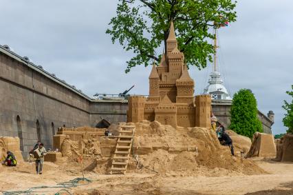 Санкт-Петербург.   Фестиваль песчаных скульптур `Затерянные миры`  на пляже Петропавловской крепости.