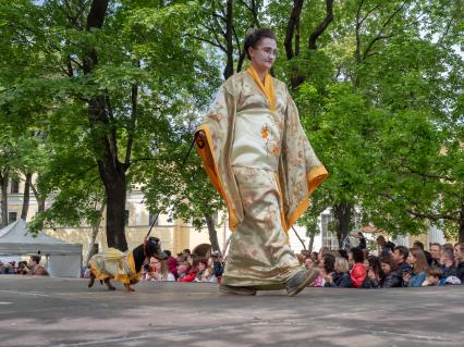 Санкт-Петербург. Собака породы такса на параде `Такс Парад`, посвященном Году театра, на Васильевском острове в саду Академии Художеств.