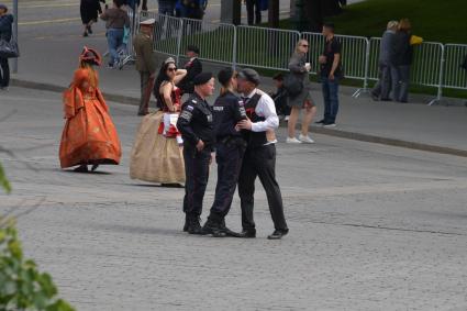 Москва.  Двойник Владимира Ленина и полицейские на Манежной площади.