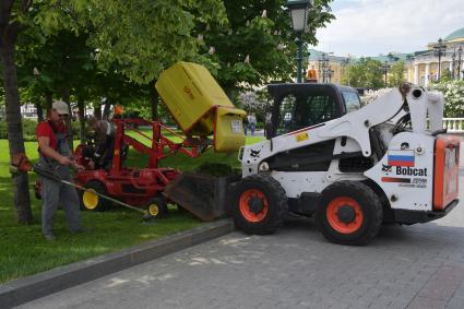 Москва.  Стрижка газона в Александровском саду.