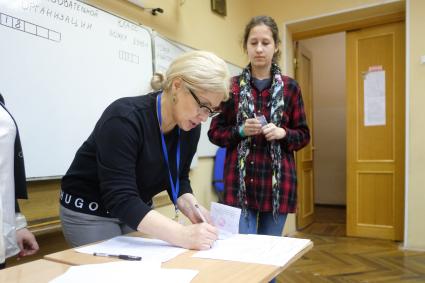 Санкт-Петербург. Ученица перед началом сдачи единого государственного экзамена (ЕГЭ) по математике в школе.