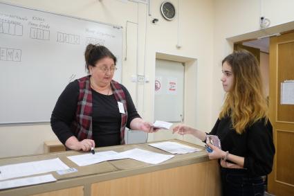 Санкт-Петербург. Ученица перед началом сдачи единого государственного экзамена (ЕГЭ) по математике в школе.