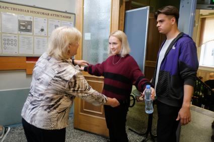 Санкт-Петербург. Ученики перед началом сдачи единого государственного экзамена (ЕГЭ) по математике в школе.