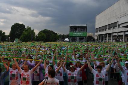 Москва. Участники программы `Активное долголетие`в парке `Музеон` во время рекордной зарядки.