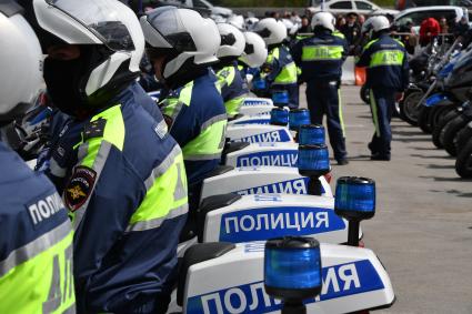 Москва.  Полицейские на мотоциклах  во время открытия мотосезона `Ночных Волков` у Крокус-Экспо в Нижних Внемниках.