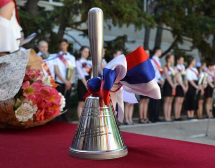 Крым, Севастополь. Колокольчик во время последнего звонка в школе.