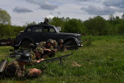 Новгородская область, Тесово-Нетыльское.  Участники  VII международного военно-исторического фестиваля, посвященного боям апреля-мая 1942 года за коридор снабжения в районе прорыва 2 Ударной Армии.